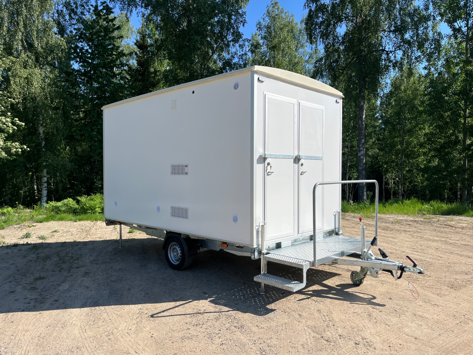 Manskapsvagn i glasfiberlaminat.